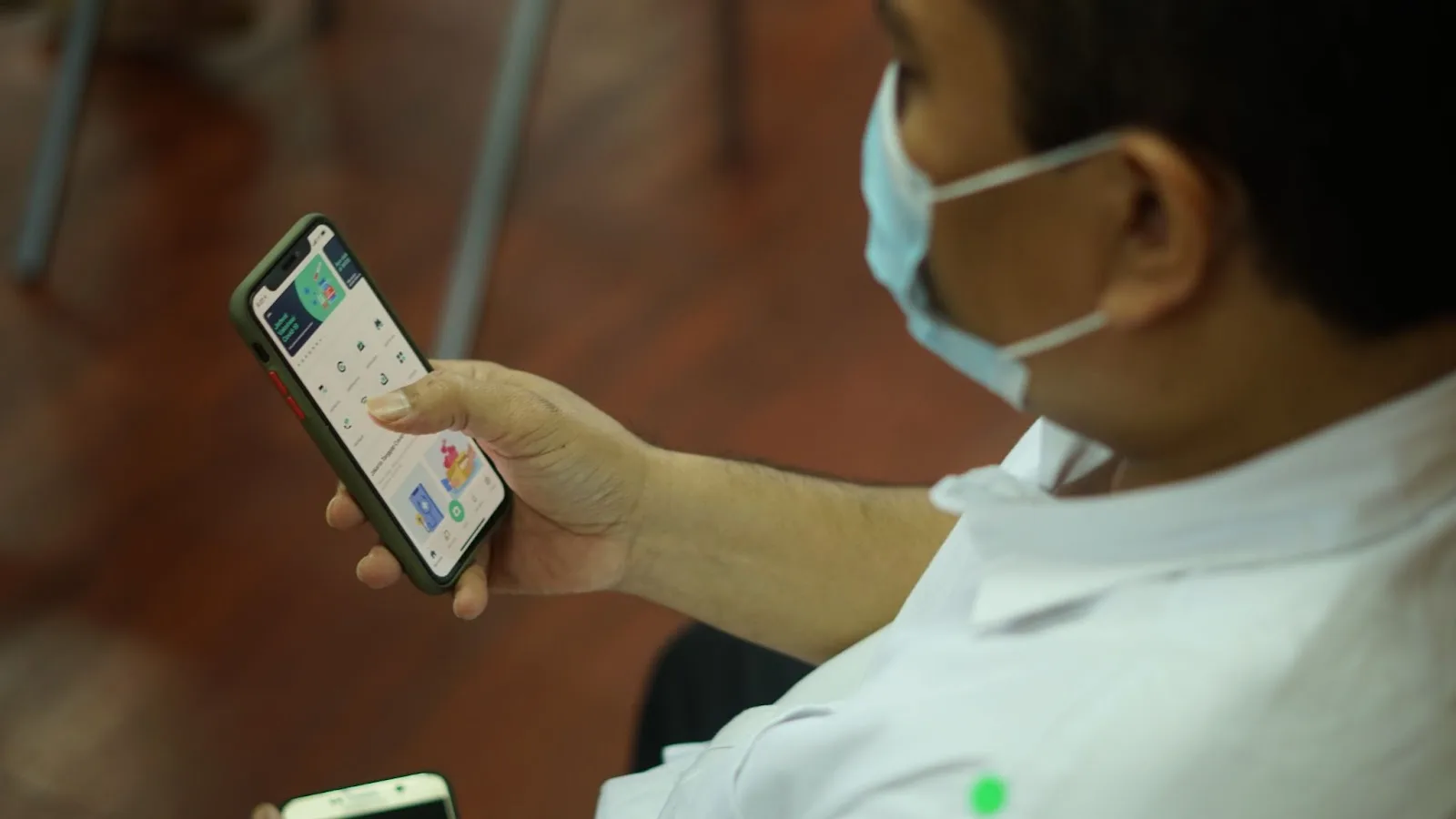Warga mengakses aplikasi JAKI di ponsel